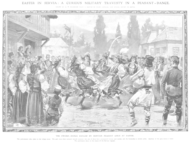 Schwarz-weißes Bild einer Gruppe von Menschen, die vor einer Menge tanzen, mit Häusern und Bäumen im Hintergrund und Text unten mit der Aufschrift "Ostersonntag in Servia: Eine kuriose militärische Travestie in einem Bauerntanz".