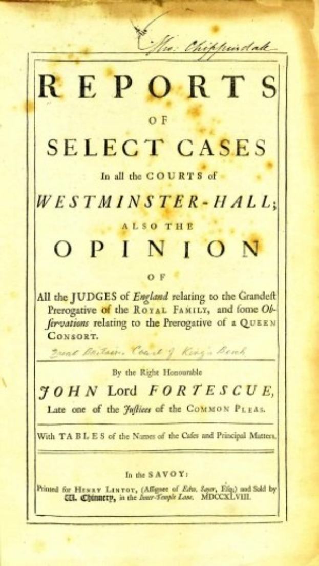 Altes Buch mit dem Titel "Berichte über ausgewählte Fälle in den Gerichten von Westminster-Hall sowie die Meinung von John Lord Fortescue" geöffnet auf einer Seite mit schwarzer Tinte