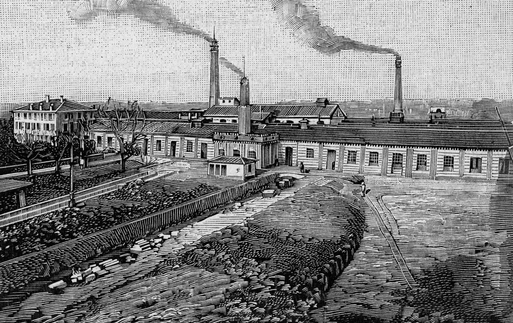 Schwarze und weiße Zeichnung einer Fabrik mit Rauch aus Schornsteinen, umgeben von Gebäuden, Bäumen, Pflanzen, Pfählen und Bahnschienen, beschriftet mit "1892 - die Fabrik des Eisenerzes" unten.