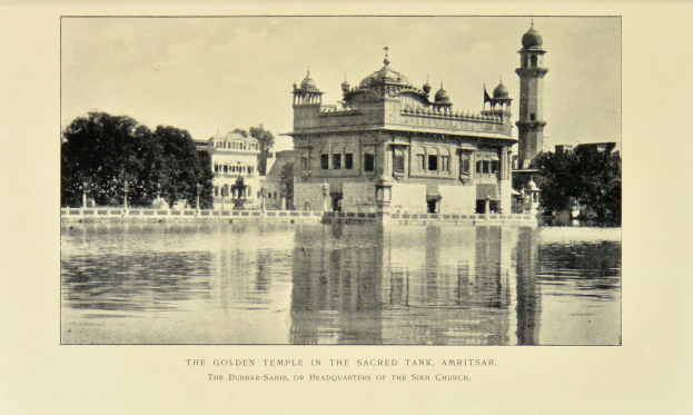 Der goldene Tempel in Amritsar ist von Wasser, B├Ąumen und einem klaren Himmel umgeben und zeigt unten im Bild Text.