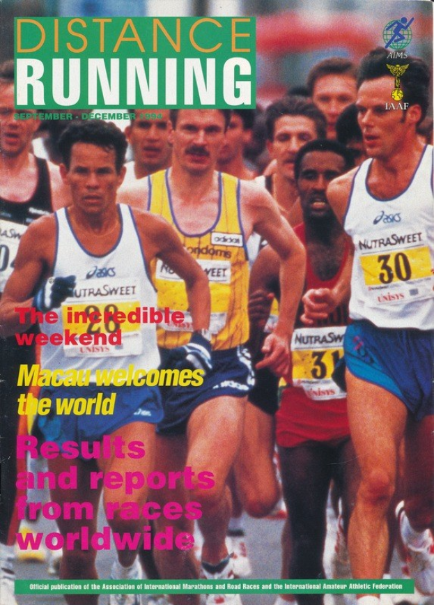 Ein Magazin-Cover mit der Überschrift 'Langstreckenlauf' zeigt eine Gruppe von Menschen, die bei einem Marathon laufen, vor einem hellblauen Himmel mit weißen Wolken.
