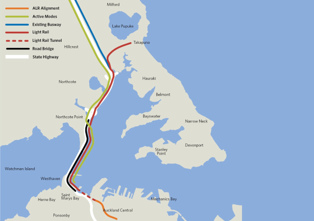 Eine detaillierte Stadtkarte mit einer roten Linie, die die geplante Route für ein neues Schienensystem anzeigt, zeigt Haltestellen, umliegende Gebiete und Text mit zusätzlichen Routeninformationen.