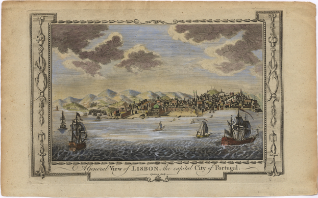 Blick auf Lissabon von einem Hügel mit Gebäuden, Bäumen, einer Statue auf einem Sockel, Menschen auf der Straße und dem Himmel im Hintergrund.