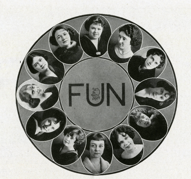 Schwarzes und weißes Foto einer vielseitigen Gruppe von lachenden Frauen, die einen Kreis um das Wort 'Spaß' in der Mitte bilden.