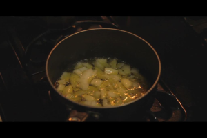 Ein Herd mit einem Gefäß darauf, das ein Gericht enthält.