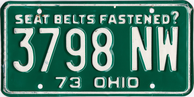 Ein grünes Ohio-Kennzeichen mit der Aufschrift "Sicherheitsgurte angelegt?" in Weiß auf einem weißen Hintergrund.