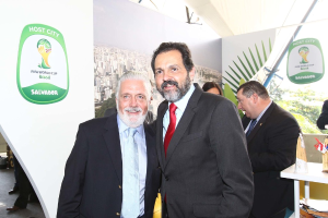 Eine Gruppe von Menschen, die mit einigen lächelnden Personen und einem FIFA-Weltmeisterschaftsplakat im Hintergrund steht.