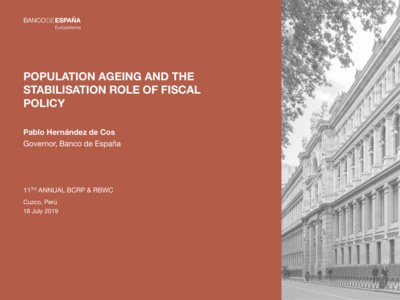 Schwarz-weiß-Bild eines Gebäudes auf der rechten Seite mit Menschen, die auf der Straße davor gehen, und Text auf der linken Seite, der "Bevölkerungsalterung und die Stabilisierungsrolle der Fiskalpolitik" liest.