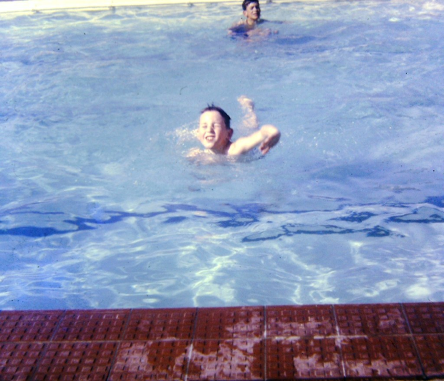 Kinder schwimmen in einem wassergefüllten Pool.