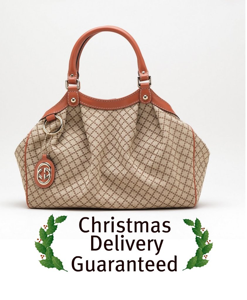 Eine Schokolade- und Weiße Tasche wird auf einem weißen Boden mit dem Text "Weihnachtslieferung garantiert" davor platziert.