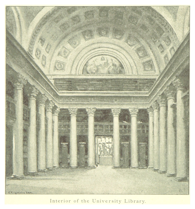 Innenansicht einer prächtigen Universitätsbibliothek mit hohen Säulen und kunstvollen Deckenentwürfen, mit Text am unteren Rand, der das Ambiente ergänzt.