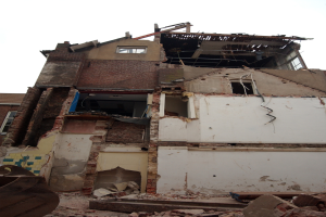 Ein eingestürztes Gebäude mit einem klaren Himmel darüber.