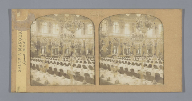 Ein altes Foto eines prächtigen Hotel-Speisesaals mit Tischen, Stühlen, Kronleuchtern und Fenstern, das den Text 'Sale a Manger, Grand Hotel' auf der linken Seite zeigt.