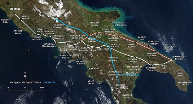 Eine Karte von Italien mit einer blauen Linie, die eine kreisförmige Zugroute darstellt, die in Rom startet und endet und verschiedene beschriftete Städte und Ortschaften durchquert.