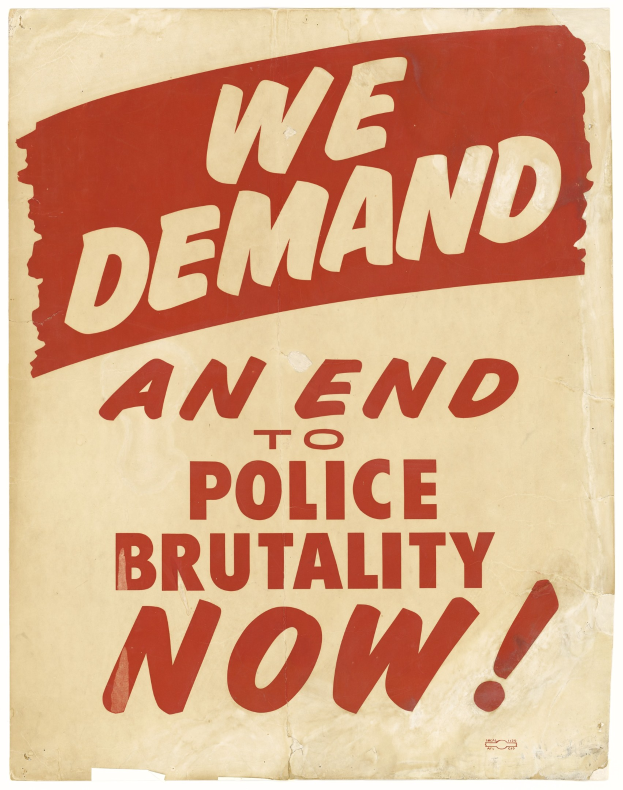 Ein Plakat mit fetter schwarzer Schrift auf einem weißen Hintergrund, eingerahmt von einem schwarzen Rand, trägt die Aufschrift "Wir fordern jetzt ein Ende von Polizeigewalt" in einer modernen, auffälligen Schriftart.