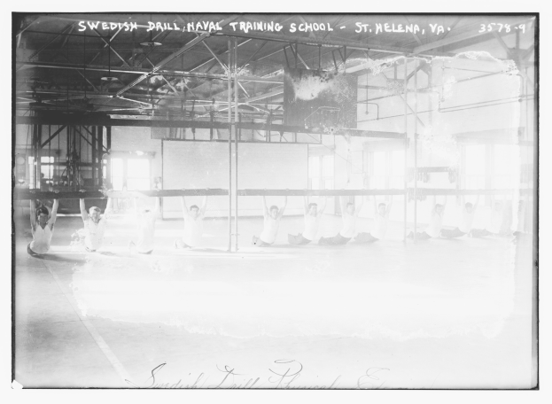 Schwarzes und weißes Foto von Menschen, die Gymnastik in einer Halle mit Stangen, Stäben, Fenstern und einer Wand im Hintergrund machen, mit Text oben und unten.