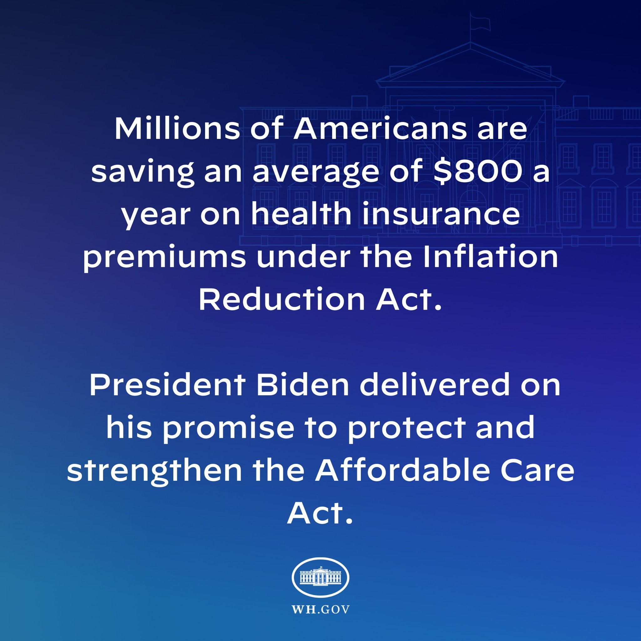 Blauer Hintergrund mit weißer Schrift, die besagt, dass Millionen von Amerikanern durchschnittlich 800 USD pro Jahr an Gesundheitsversicherungsprämien unter dem Inflation Reduction Act sparen, mittig mit einem Logo.