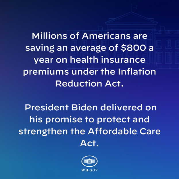 Blauer Hintergrund mit weißer Schrift, die besagt, dass Millionen von Amerikanern durchschnittlich 800 USD pro Jahr an Gesundheitsversicherungsprämien unter dem Inflation Reduction Act sparen, mittig mit einem Logo.