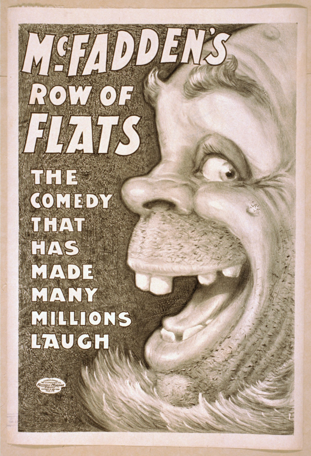 Plakat eines lachenden Menschen mit wilden Haaren, weit aufgerissenen Augen und einem breiten Grinsen, vor einem hellgelben Hintergrund, mit dem Text "McFadden's Row of Flats: Die Comedy, die viele Millionen zum Lachen gebracht hat."