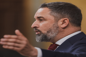 Ein Mann im Anzug und mit Krawatte spricht vor einem unscharfen Hintergrund in ein Mikrofon, wahrscheinlich reagiert er auf die Entscheidung des Obersten Gerichts, den russischen Außenminister Sergej Lawrow zu verbieten.