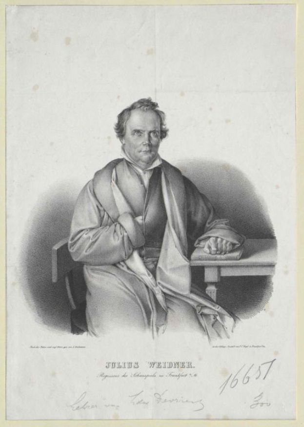 Portrait eines deutschen Philosophen Julius Weidner, der an einem Tisch in einem Anzug und Krawatte sitzt und den Betrachter direkt ansieht, mit ernster Miene und Händen auf dem Tisch, mit Text auf dem Papier vor ihm.