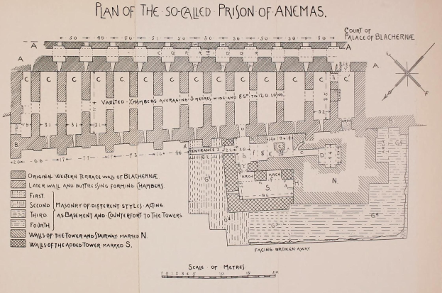 Ausführlicher architektonischer Plan des Anemas-Gefängnisses, der Räume, Gänge, Fenster und Türen zeigt.
