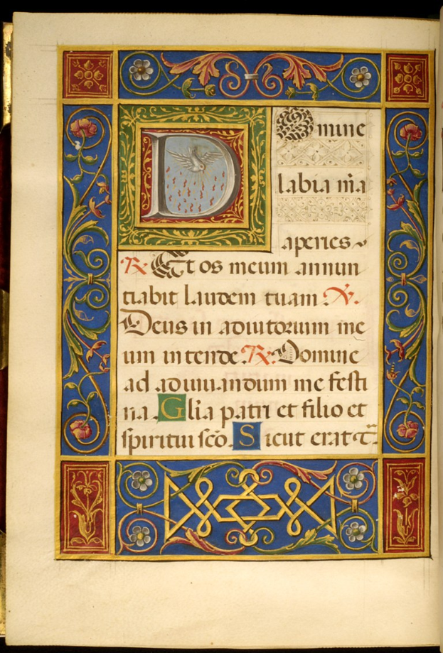 Ein aufgeschlagenes Buch mit einer illuminierten Handschrift, das einen großen, verzierten Buchstaben 'D' in der Mitte zeigt, umgeben von kunstvollen Designs und Text in leuchtenden Farben.