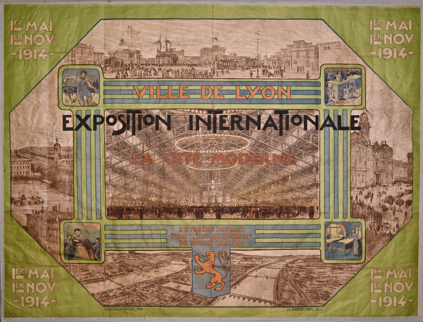Ein Vintage-Plakat an einer Gebäudewand zeigt eine farbenfrohe, detaillierte Stadtansicht mit lächelnden Menschen, Gebäuden und klassischem Text.