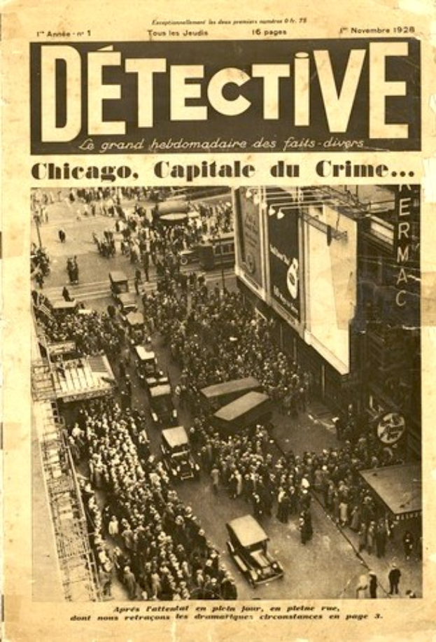 Schwarze und weiße Fotografie einer alten Zeitung mit einer Schlagzeile, die "Detective, Chicago, Capital du Crime" lautet, mit einem Bild einer Menschenmenge, Fahrzeuge und Gebäude.