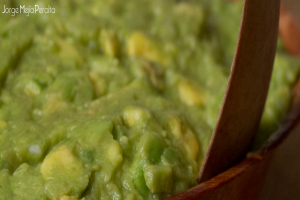 Ein Lebensmittel befindet sich in einem Behälter.