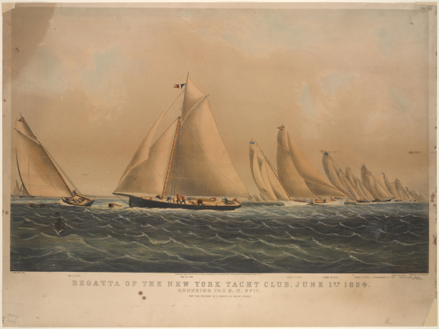 Mehrere Segelboote nehmen an einem Regatta-Wettbewerb teil, während einige Menschen an Bord sichtbar sind, unter einem klaren Himmel mit Text auf einem Papier im Vordergrund.