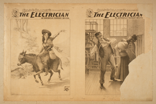 Frau auf einem Pferd auf der linken Seite mit drei Personen auf der rechten Seite, eine hält einen Hut in der Hand, vor einem Gebäude mit Fenstern; Text oben lautet 'The Electrician - Ein amerikanisches Comedy-Drama'.