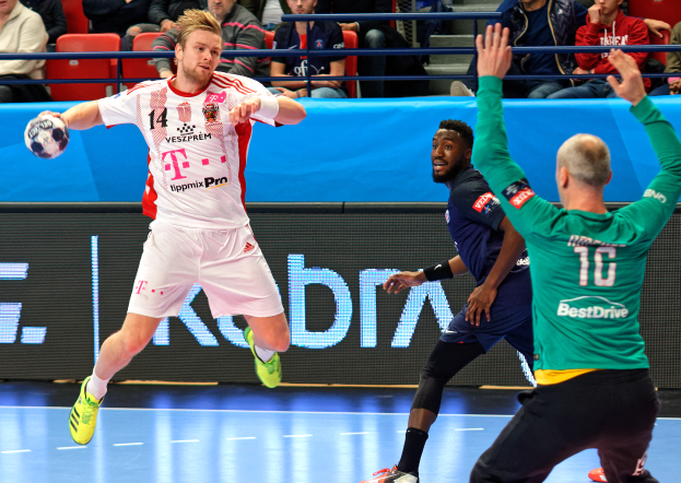 Eine Gruppe von Männern, die Handball auf einem Platz spielen, mit einem Ball in der Mitte der Aktion und Zuschauern im Hintergrund bei der Futsal-Weltmeisterschaft 2019, die Bayern München gegen Paris Saint-Germain spielen.