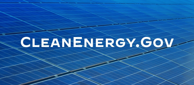 Blauer Solarpanel mit weißer Text 'Clean Energy Gov' in der Mitte eines Gittermusters.