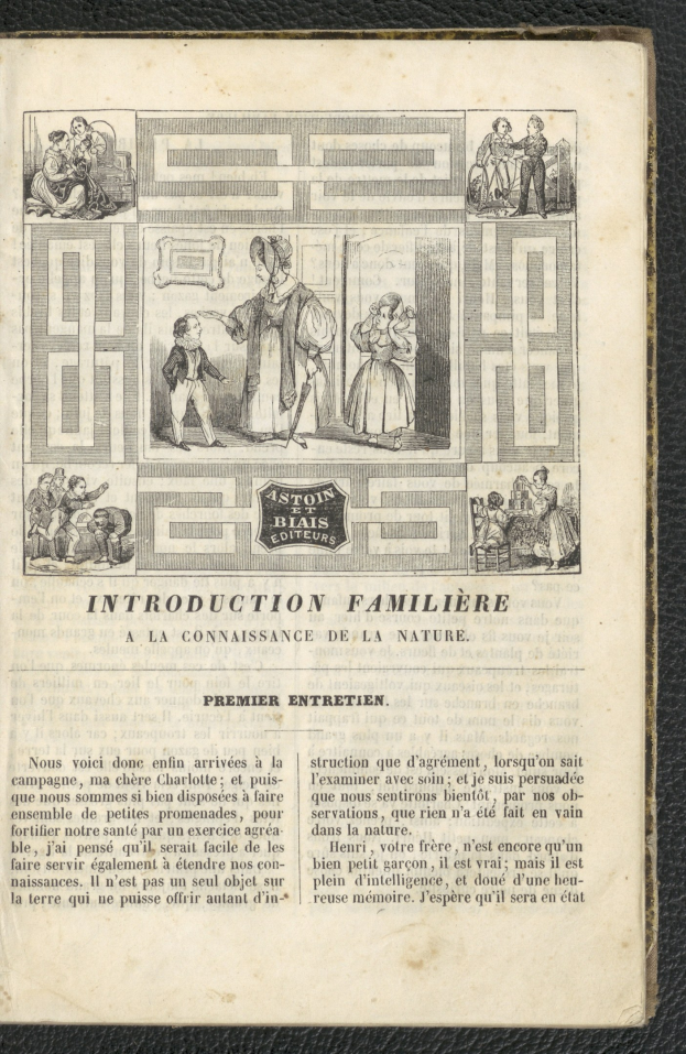 Offenes Buch mit einer Familienillustration auf dem Cover, das auf einer schwarzen Oberfläche liegt und Text und Bilder enthält, die die Familie einführen.