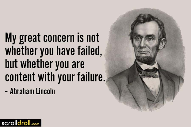 Porträt von Abraham Lincoln mit ernstem Gesichtsausdruck, der einen Anzug und eine Krawatte trägt, mit dem Zitat "Mein großer Kummer ist nicht, ob Sie gescheitert sind, sondern ob Sie mit Ihrem Scheitern zufrieden sind" darunter in fetter Schrift.