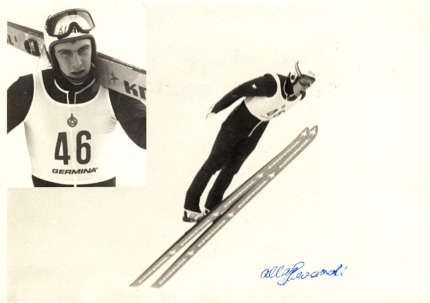 Schwarzes und weißes Foto eines Skifahrers in der Luft, der einen Helm, eine Brille und Ski trägt, mit Text unten.