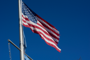 Eine amerikanische Flagge ist auf der linken Seite des Bildes zu sehen.