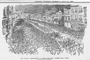 Schwarze und weiße Zeichnung einer Menge, die eine von Gebäuden gesäumte Straße entlanggeht, mit Text oben und unten: "Die Unionistendemonstration, wie sie vom Western Mail Office aus gesehen wird."