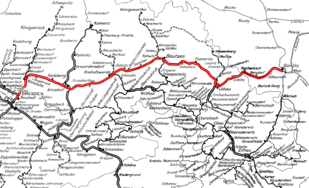 Schwarze und weiße Deutschlandkarte mit einer roten Linie, die die Bahnroute anzeigt, einschließlich beschrifteter Städte und Ortschaften entlang des Weges.