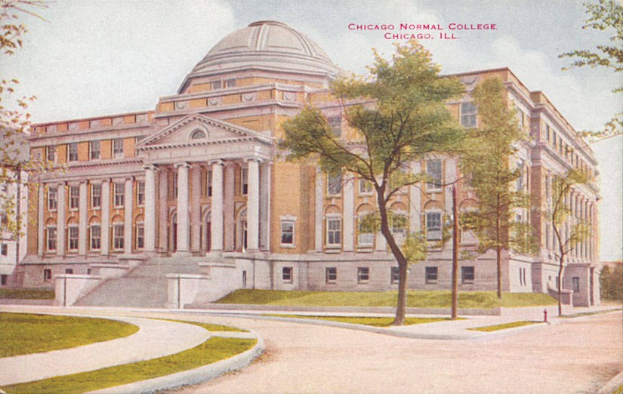 Schwarz-weiß-Postkarte des Chicago Normal College-Gebäudes, das eine große Struktur mit Säulen, Treppen, einer Kuppel und Fenstern zeigt, umgeben von Bäumen, Gras, einem Weg, einem Feuerhydranten und anderen Gegenständen, mit Text und Himmel im Hintergrund.