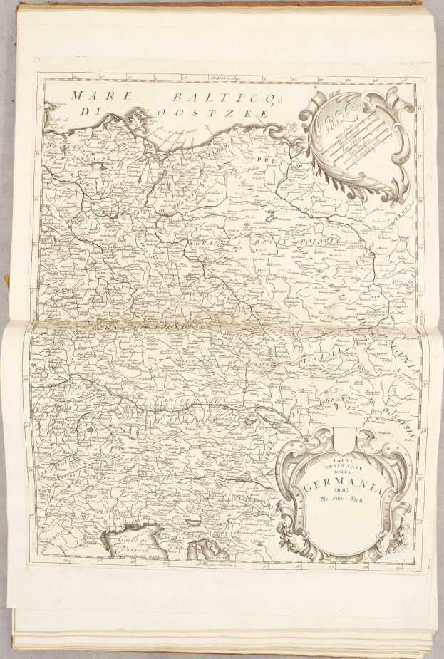 Ein altes Buch mit einer detaillierten Karte von Deutschlands Regionen auf dem Cover, begleitet von erklärendem Text.