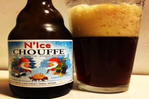 Ein Bierflasche und ein Glas mit Bier auf einer weißen Oberfläche.