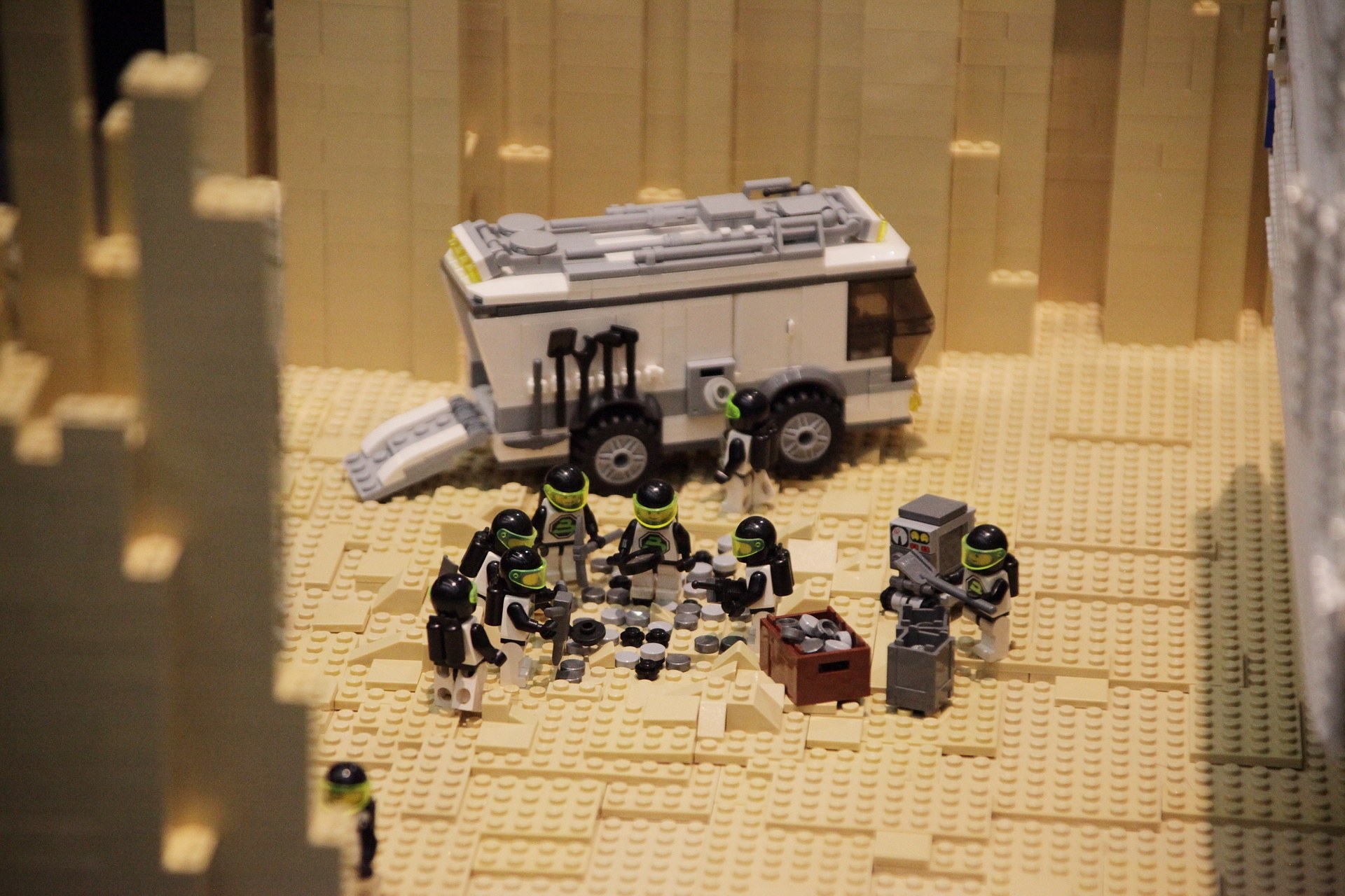 Lego-Modell einer Star Wars-Szene mit einem Fahrzeug im Vordergrund und einer Wand im Hintergrund.