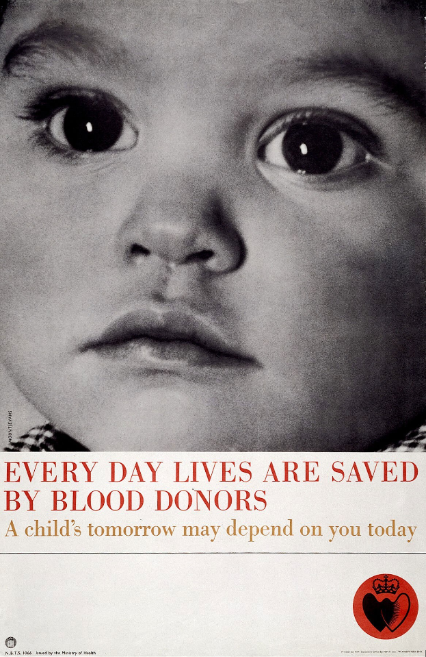 Plakat mit einem Kindergesicht in der Mitte, umgeben von fettgedrucktem schwarzem Text, der "Jeden Tag werden durch Blutspender Leben gerettet." lautet.
