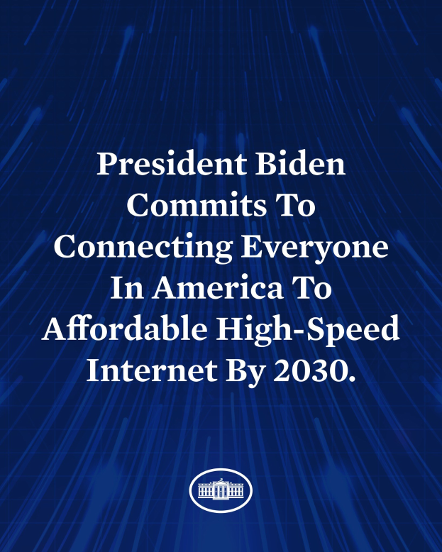 Blauer Hintergrund mit zentrierter weißer Schrift, die besagt: 'Präsident Biden setzt sich dafür ein, bis 2030 jeden Amerikaner mit erschwinglichem Hochgeschwindigkeitsinternet zu verbinden'.