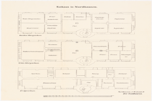 Ein detaillierter Grundriss des Rathauses in Nordhausen, Deutschland, auf Papier, der verschiedene Räume, Flure und Merkmale mit begleitendem Text zeigt.