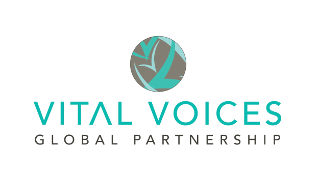 Logo der Vital Voices Global Partnership mit einer weißen Taube mit ausgebreiteten Flügeln in einem blauen und weißen Gradientenkreis, alles von einem dünnen schwarzen Rand umgeben auf einem weißen Hintergrund.