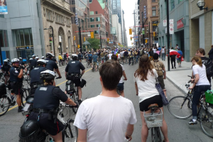 Gebäude mit wenigen Radfahrern auf der Straße.