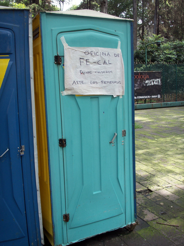 Mobile Räume, Bäume, Netz und ein Boden in einer Outdoor-Umgebung.